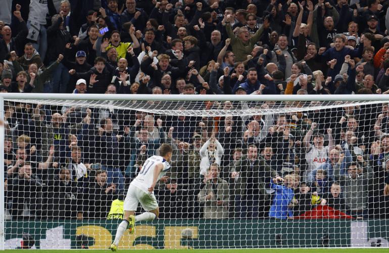 هدف خيالي من فان دي فين يدهش جماهير دوري الأبطال